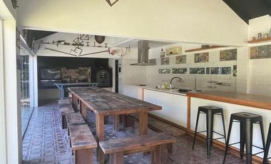 Casa 6 ambientes 3 plantas con ascensor venta - Abril