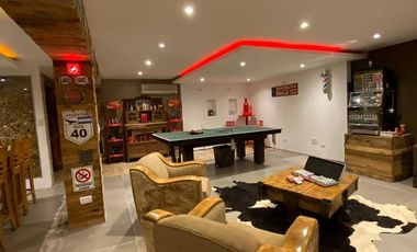 Casa 6 ambientes 3 plantas con ascensor venta - Abril