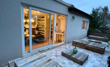 Casa 6 ambientes 3 plantas con ascensor venta - Abril