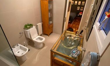 Casa 6 ambientes 3 plantas con ascensor venta - Abril