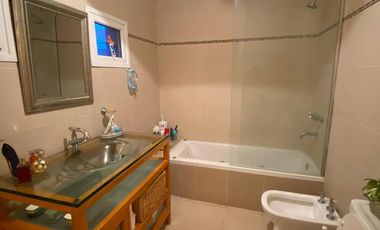 Casa 6 ambientes 3 plantas con ascensor venta - Abril