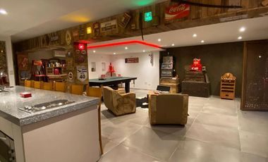 Casa 6 ambientes 3 plantas con ascensor venta - Abril