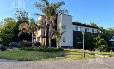 Casa 6 ambientes 3 plantas con ascensor venta - Abril