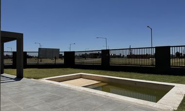 VENTA Funes Norte –Casa en Planta Baja con Piscina, 2 dormit