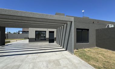 VENTA Funes Norte –Casa en Planta Baja con Piscina, 2 dormit