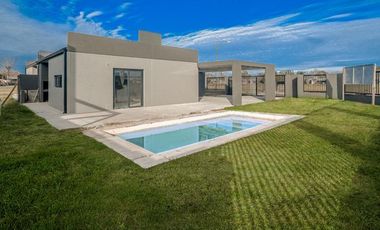 VENTA Funes Norte –Casa en Planta Baja con Piscina, 2 dormit