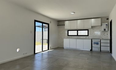 VENTA Funes Norte –Casa en Planta Baja con Piscina, 2 dormit