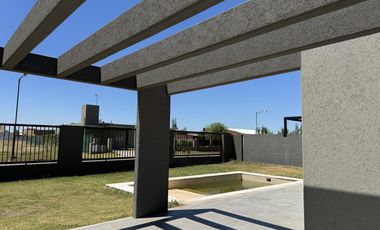 VENTA Funes Norte –Casa en Planta Baja con Piscina, 2 dormit