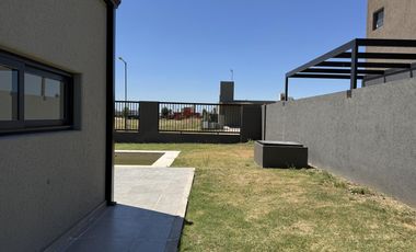 VENTA Funes Norte –Casa en Planta Baja con Piscina, 2 dormit