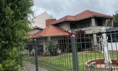 Venta Casa 6 Ambientes Jardin Parrilla Garage Barrio Constitucion