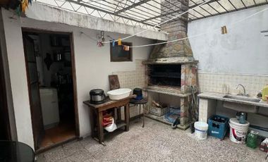 Venta Casa 6 Ambientes Jardin Parrilla Garage Barrio Constitucion