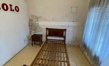 Casa en  venta con dos viviendas, jardín, cochera, pileta y parrilla - Sarandí