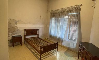 Casa en  venta con dos viviendas, jardín, cochera, pileta y parrilla - Sarandí