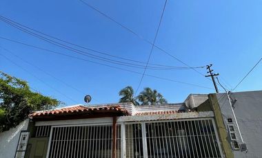 Casa en  venta con dos viviendas, jardín, cochera, pileta y parrilla - Sarandí