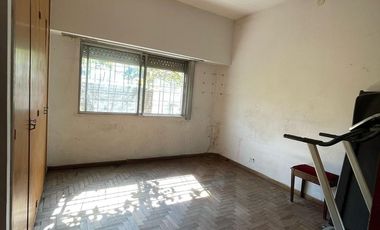 Casa en  venta con dos viviendas, jardín, cochera, pileta y parrilla - Sarandí