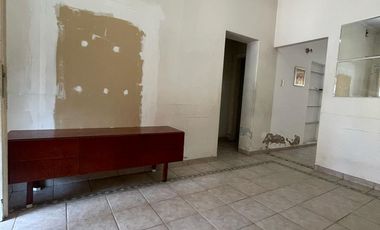 Casa en  venta con dos viviendas, jardín, cochera, pileta y parrilla - Sarandí