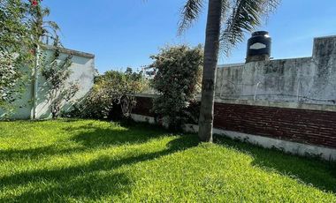 Casa en  venta con dos viviendas, jardín, cochera, pileta y parrilla - Sarandí