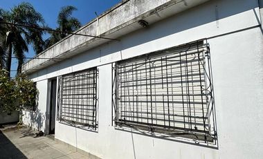 Casa en  venta con dos viviendas, jardín, cochera, pileta y parrilla - Sarandí