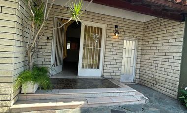 Casa en  venta con dos viviendas, jardín, cochera, pileta y parrilla - Sarandí