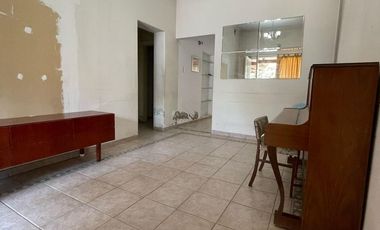 Casa en  venta con dos viviendas, jardín, cochera, pileta y parrilla - Sarandí