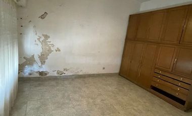 Casa en  venta con dos viviendas, jardín, cochera, pileta y parrilla - Sarandí