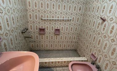 Casa en  venta con dos viviendas, jardín, cochera, pileta y parrilla - Sarandí