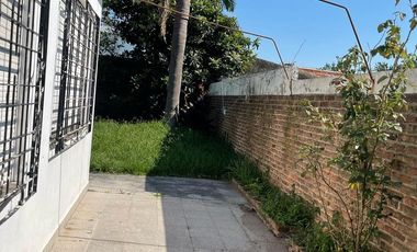 Casa en  venta con dos viviendas, jardín, cochera, pileta y parrilla - Sarandí