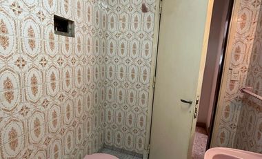 Casa en  venta con dos viviendas, jardín, cochera, pileta y parrilla - Sarandí