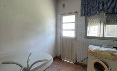 Casa en  venta con dos viviendas, jardín, cochera, pileta y parrilla - Sarandí