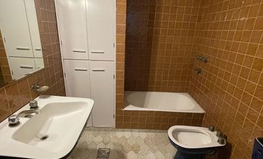 Casa en  venta con dos viviendas, jardín, cochera, pileta y parrilla - Sarandí