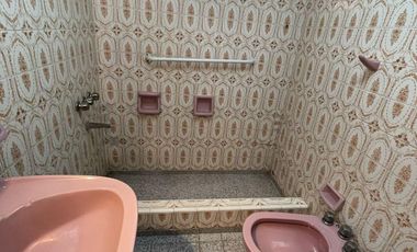 Casa en  venta con dos viviendas, jardín, cochera, pileta y parrilla - Sarandí