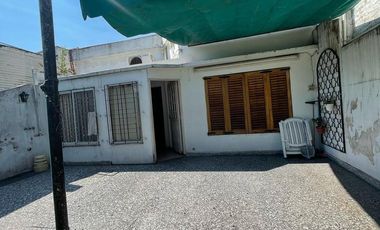 Casa en  venta con dos viviendas, jardín, cochera, pileta y parrilla - Sarandí