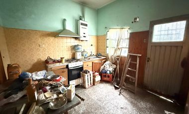Casa para reciclar o refaccionar en Amplio Terreno