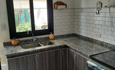 Venta duplex con 2 habitaciones y jardín en Roque Pérez