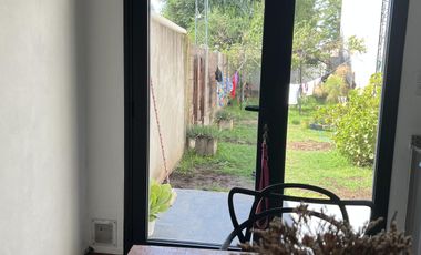 Venta duplex con 2 habitaciones y jardín en Roque Pérez