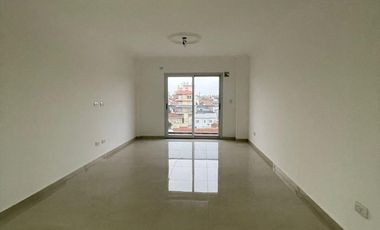 Departamento en  venta de 4 ambientes con dos baños y balcon al frente - Wilde