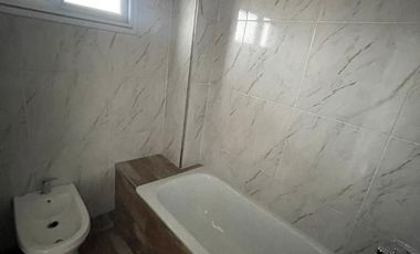 Departamento en  venta de 4 ambientes con dos baños y balcon al frente - Wilde