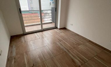 Departamento en  venta de 4 ambientes con dos baños y balcon al frente - Wilde
