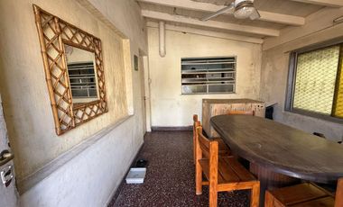 CASA CON  AMPLIO TERRENO ESCHUCHO OFERTAS