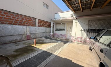 CASA CON  AMPLIO TERRENO ESCHUCHO OFERTAS