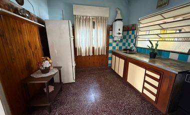 CASA CON  AMPLIO TERRENO ESCHUCHO OFERTAS