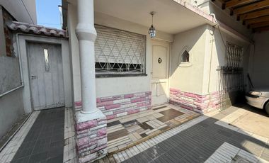 CASA CON  AMPLIO TERRENO ESCHUCHO OFERTAS