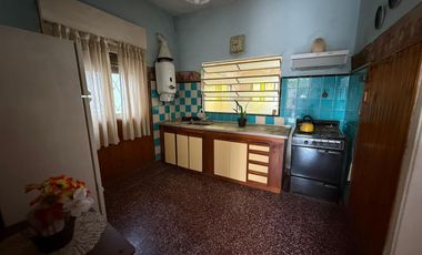 CASA CON  AMPLIO TERRENO ESCHUCHO OFERTAS