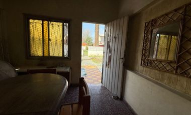 CASA CON  AMPLIO TERRENO ESCHUCHO OFERTAS