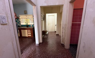 CASA CON  AMPLIO TERRENO ESCHUCHO OFERTAS