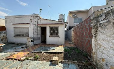 CASA CON  AMPLIO TERRENO ESCHUCHO OFERTAS