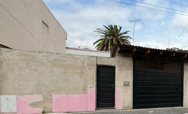 CASA CON  AMPLIO TERRENO ESCHUCHO OFERTAS