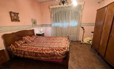 CASA CON  AMPLIO TERRENO ESCHUCHO OFERTAS