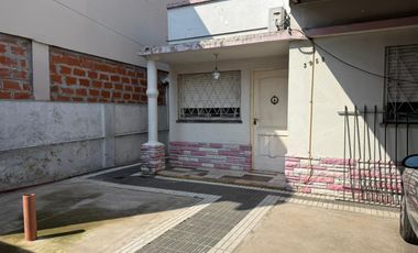 CASA CON  AMPLIO TERRENO ESCHUCHO OFERTAS