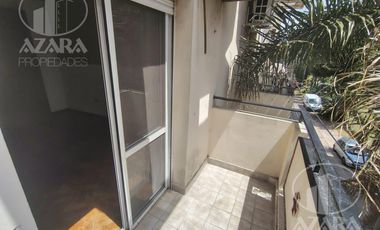 Departamento en venta de 2 ambientes amplios con balcón, por escalera ¡súper luminoso!